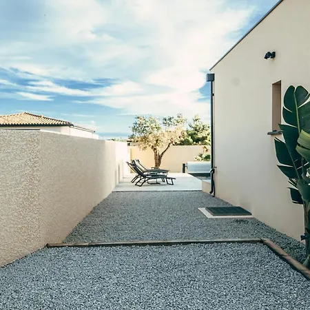 Ovanes Villa *