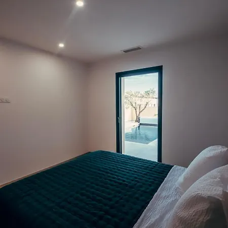Ovanes Villa *